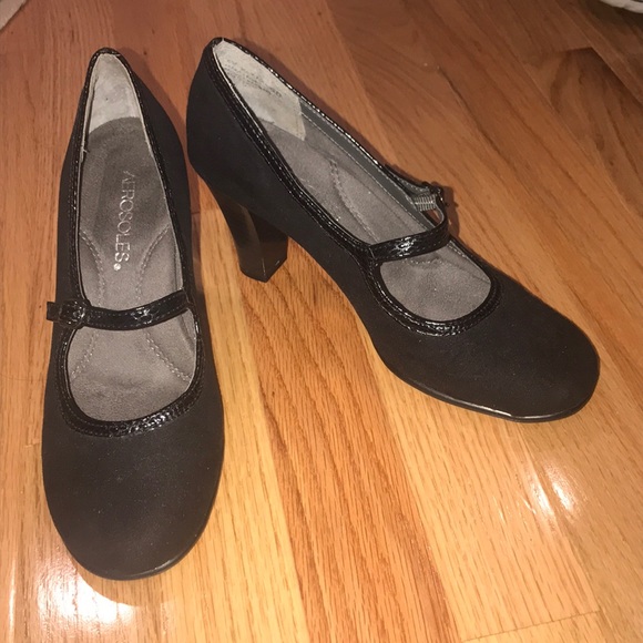 AEROSOLES Shoes - Aerosoles Black close toes heels 6